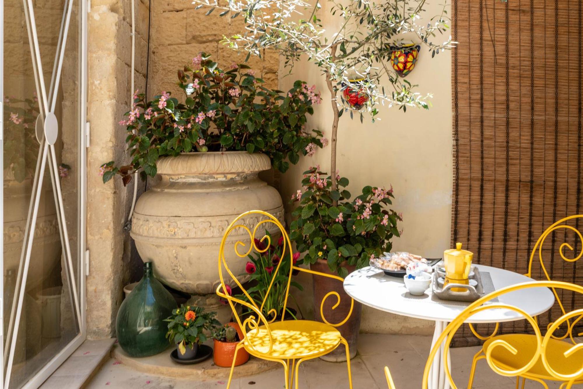 B&B Corte Dei Memoli Di Margiotta Giuseppina Lecce Exterior foto