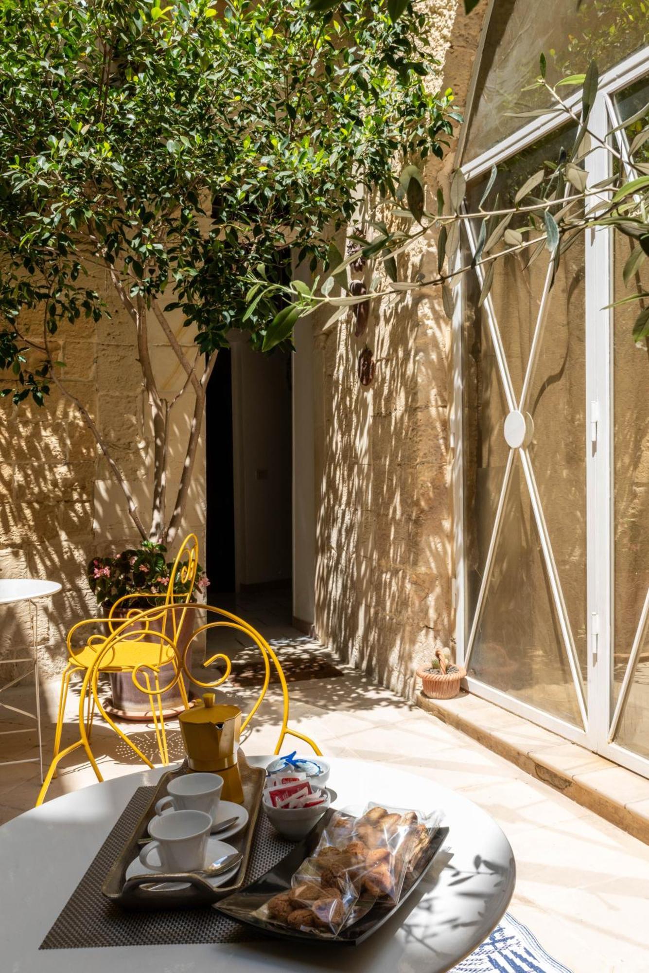 B&B Corte Dei Memoli Di Margiotta Giuseppina Lecce Exterior foto